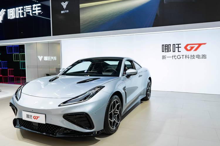 重庆24哪吒汽车在智能汽车领域的表现，领途汽车在新能源汽车市场中的影响力